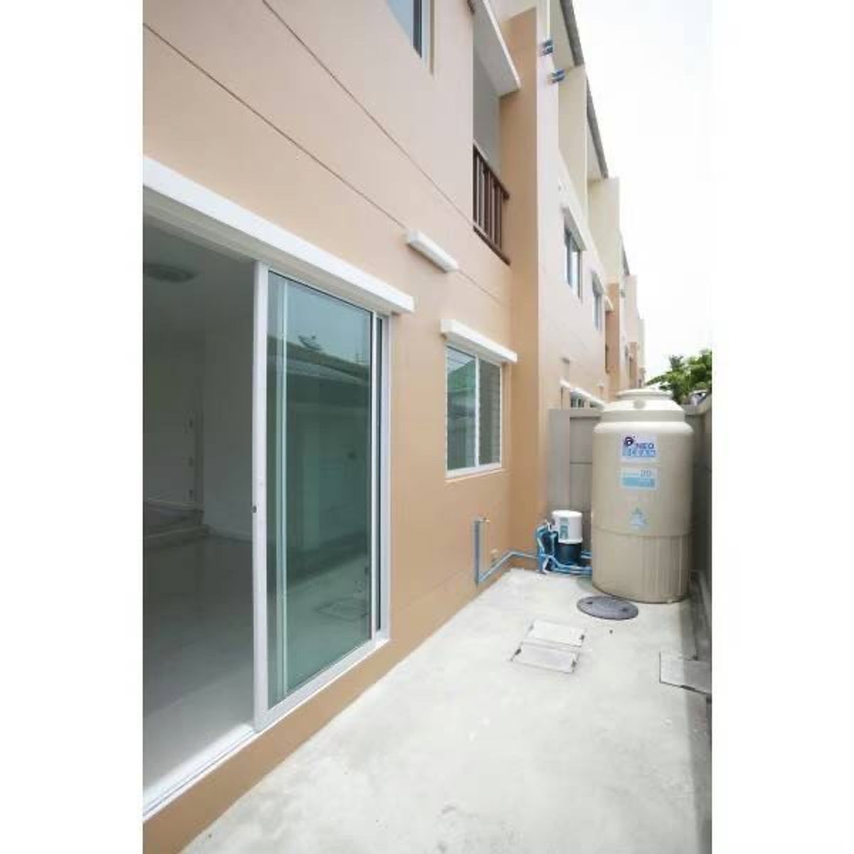3-Storey Townhouse in Soi Songprapa 1 with Full AC and Curtains