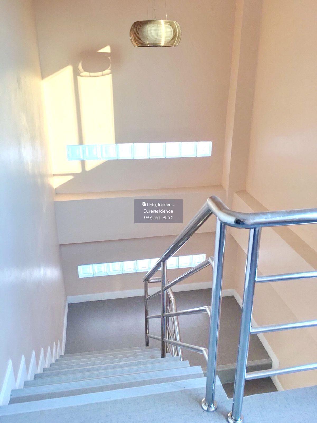 3-Bedroom Townhouse in Huai Khwang - Spacious Urban Living