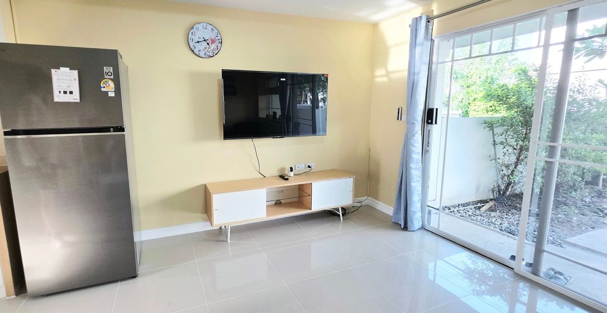 Modern 2-Bedroom Townhouse with Pool and Parking