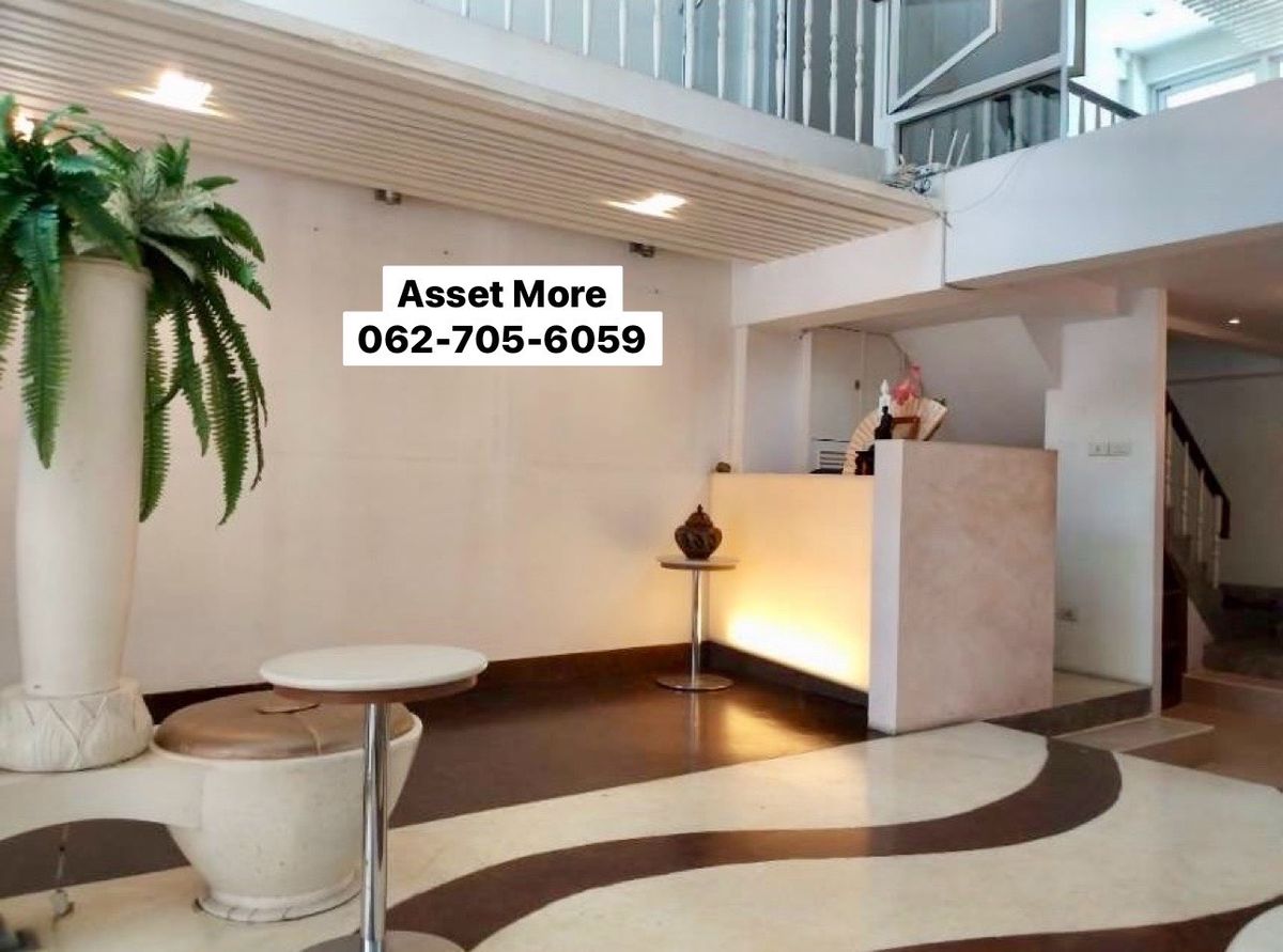 5-Story Townhome with 7 Bedrooms near BTS Phrom Phong