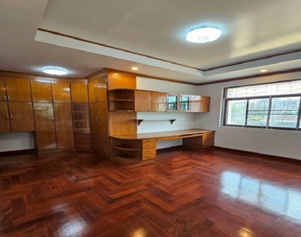 Large 3-story house near Lat Phrao, 6 bedrooms, spacious parking