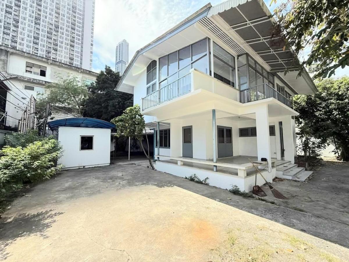2-storey detached house for rent near Sukhumvit Ekkamai, suitable for office/business