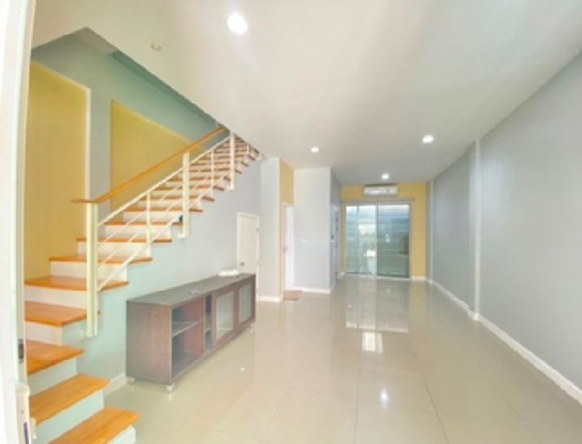 3-story townhome in Ban Klang, Lat Phrao, near universities and hospitals