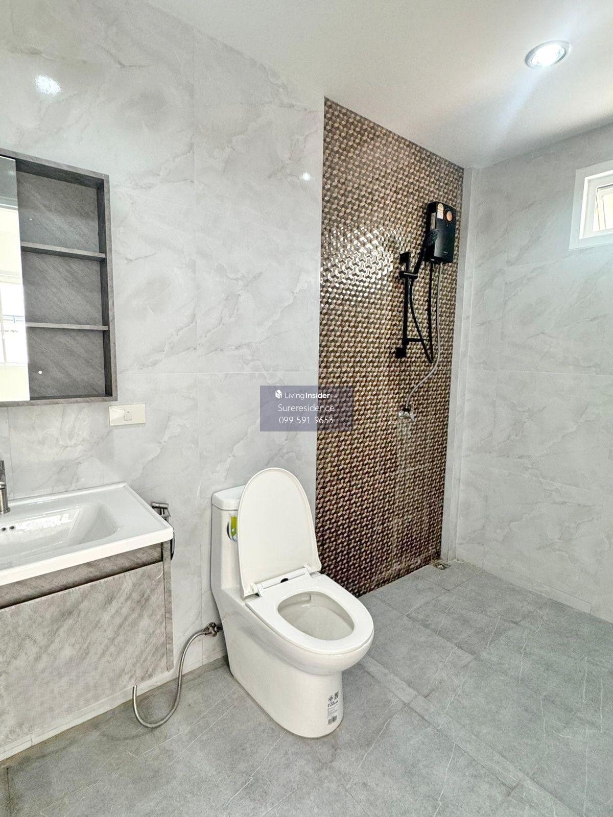 4-Bedroom 2-Story House in Huai Khwang - Spacious Family Home