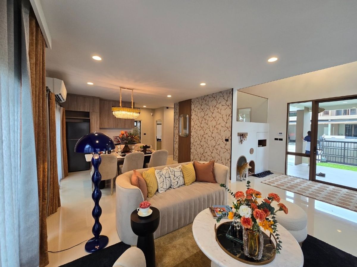 Luxury 4-Bedroom House in Barasiri, Krungthep Kreetha with Modern Amenities