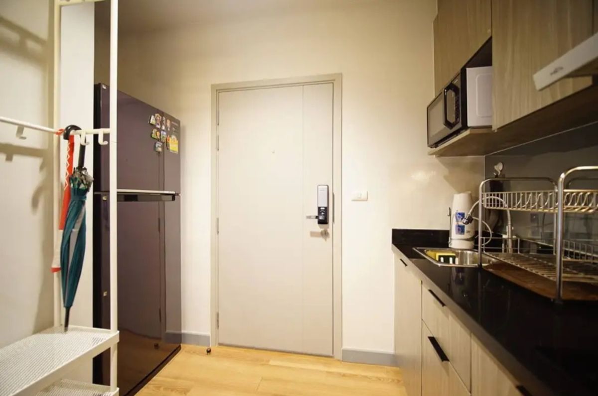 Modern 1-Bedroom Apartment with City View