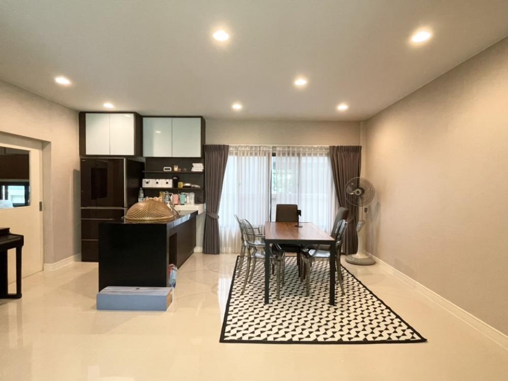 Spacious 4-Bedroom House with Pool and Security in Setthasiri Krungthep Kreetha