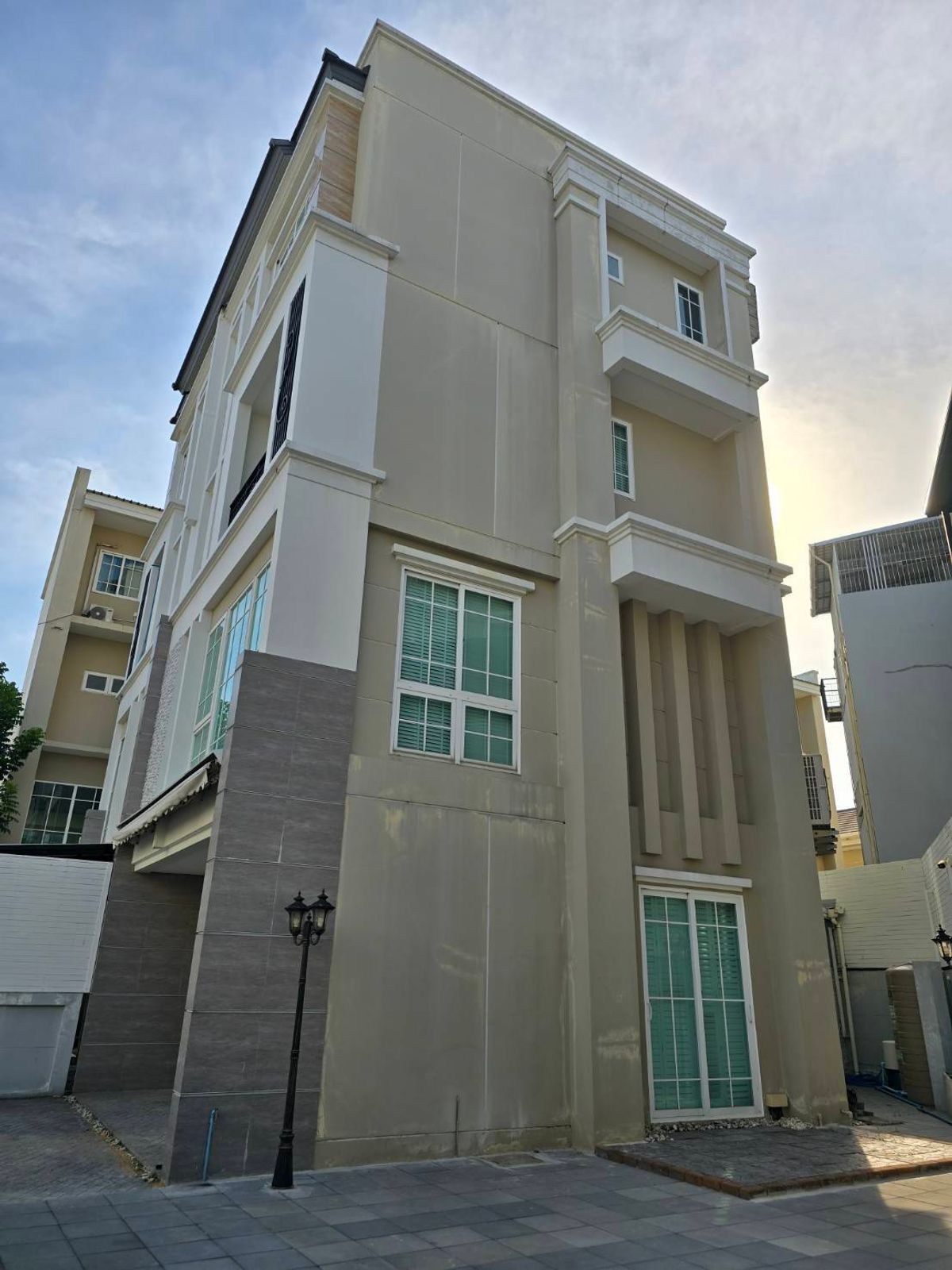 Corner Unit Townhome near BTS Udomsuk - Fully Furnished 3 Bedroom Property