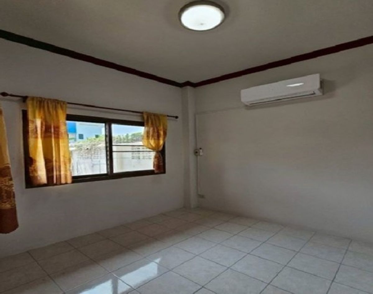 Large 3-story house near Lat Phrao, 6 bedrooms, spacious parking