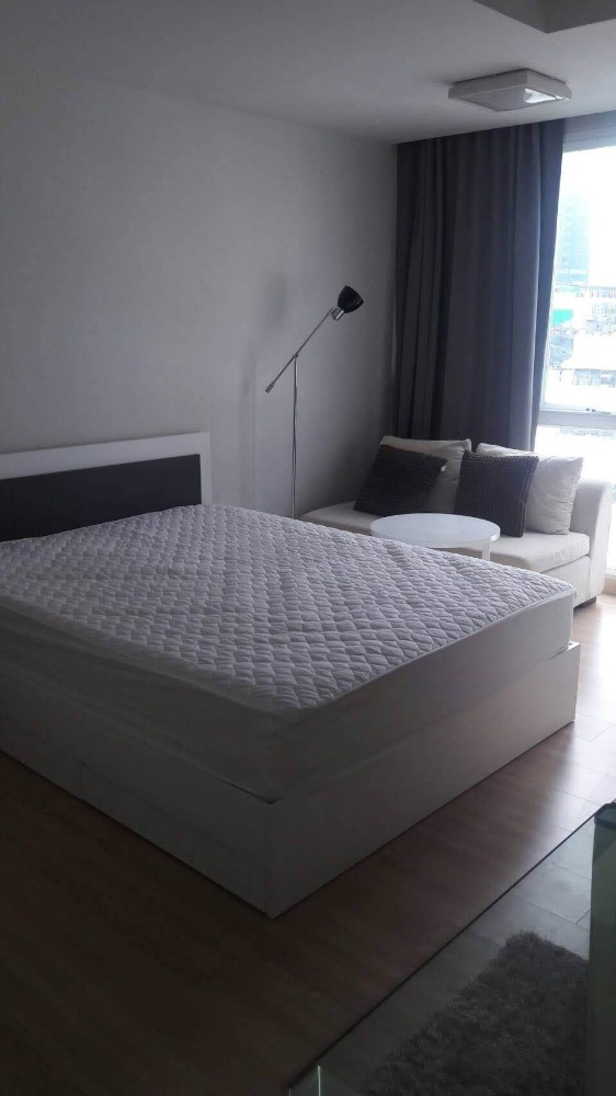 Furnished Condo Near Shopping Malls and Sky Train