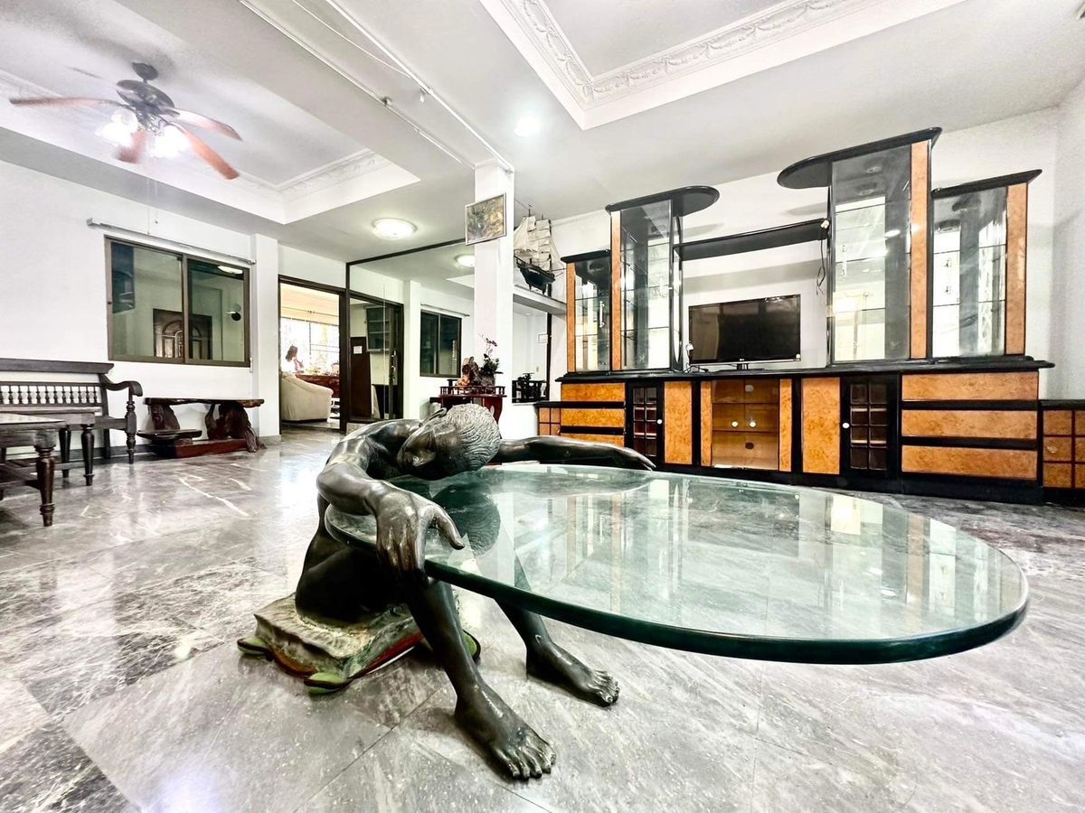 Luxurious 2-Floor Detached House near Taling Chan with European Marble Style