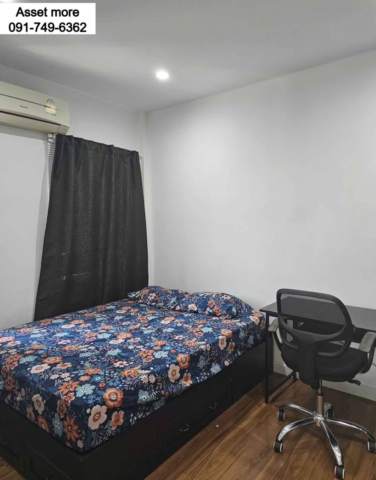 3-Storey Townhouse near Stamford University with Furniture