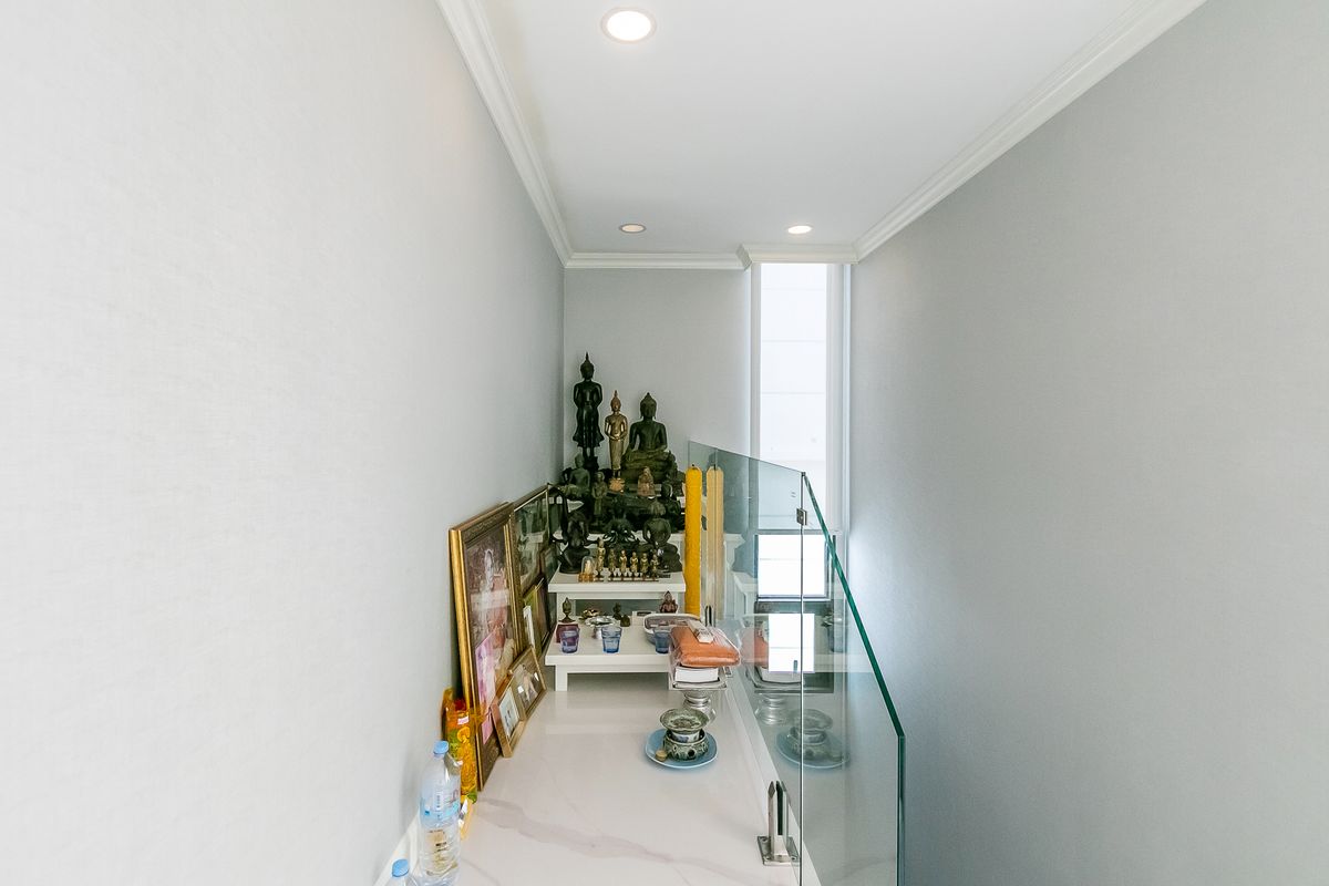 Luxurious 5-Bedroom Townhouse near Thonglor with Pool and Elevator