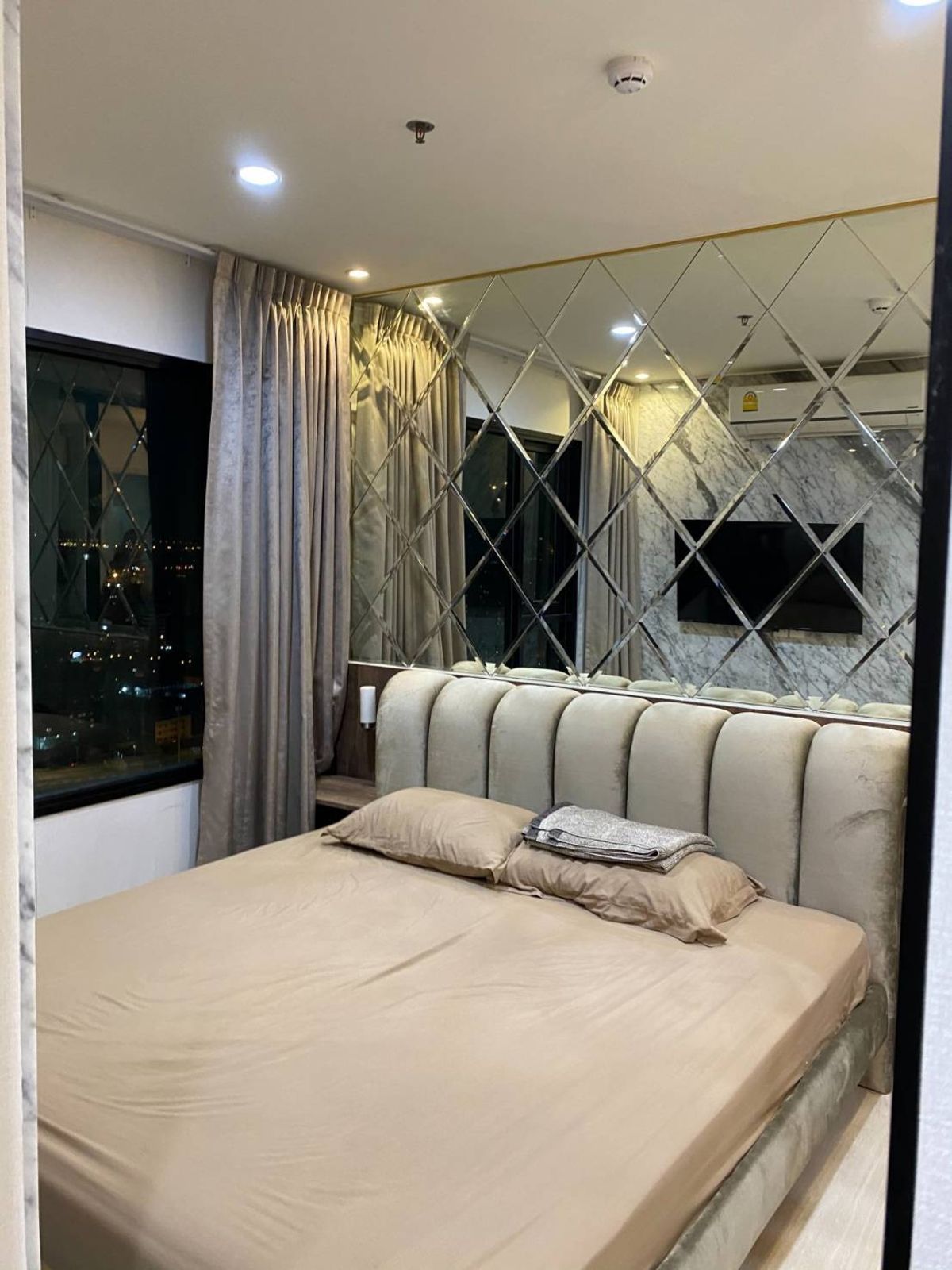 Life Asoke Condo - Stylish 1-Bedroom Apartment