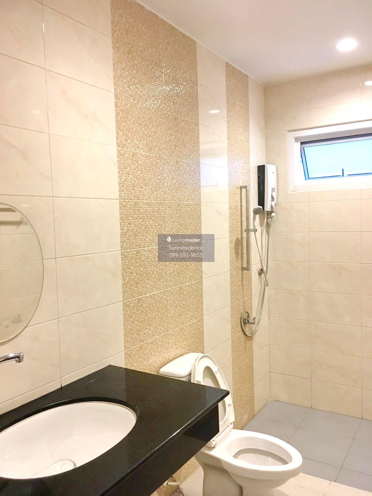 3-Bedroom Townhouse in Huai Khwang - Spacious Urban Living