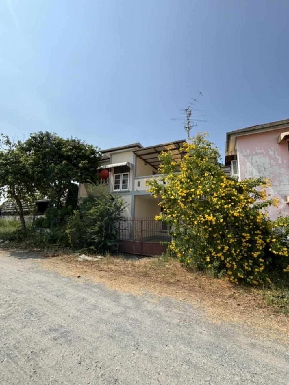 Spacious 5-Bedroom House near Borommaratchachonnani Road