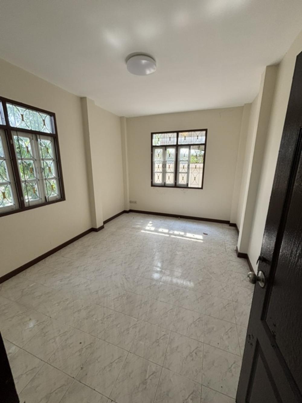 Spacious 5-Bedroom House near Borommaratchachonnani Road