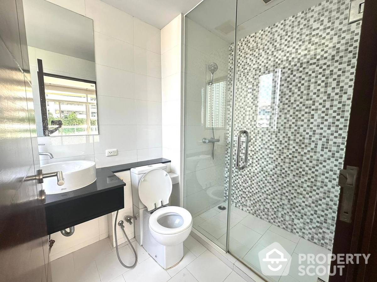 Fully Furnished 2-Bedroom Condo near BTS Nana