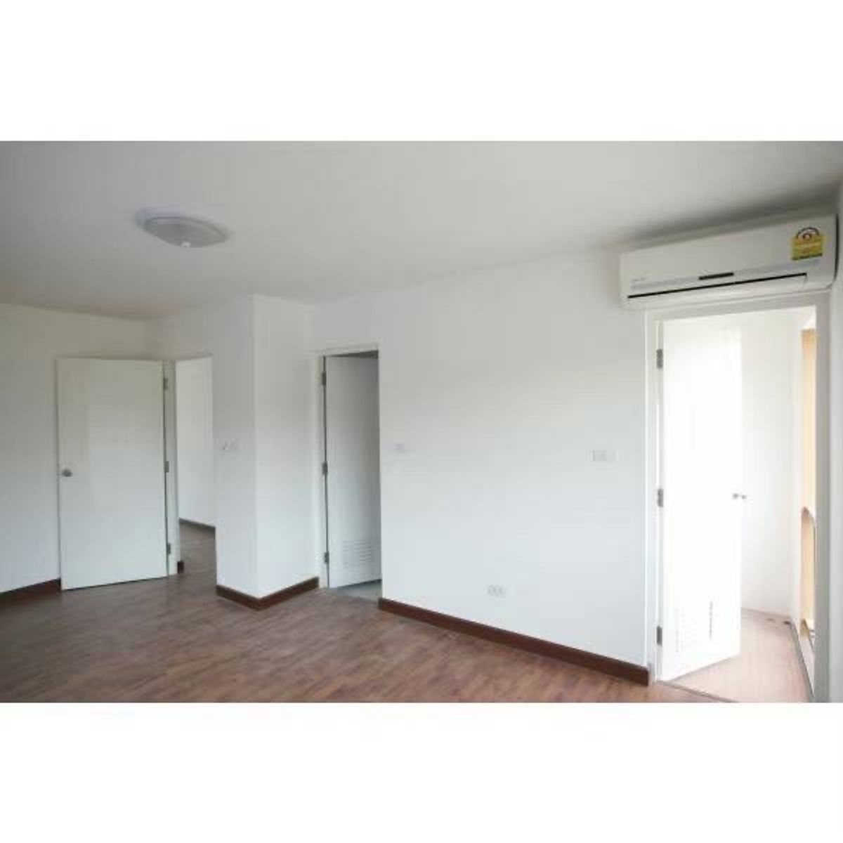 3-Storey Townhouse in Soi Songprapa 1 with Full AC and Curtains