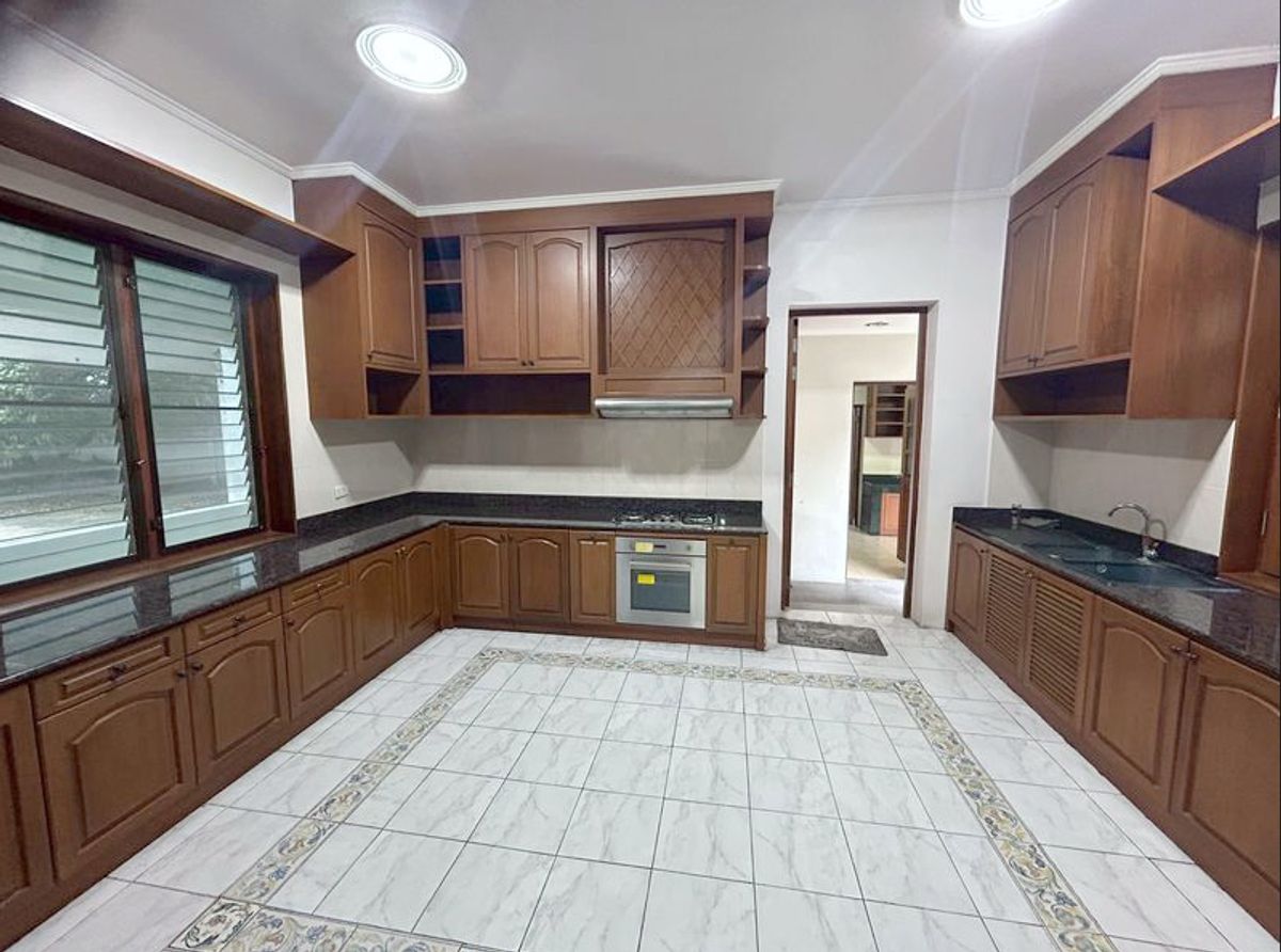 Spacious Detached House near Sukhumvit 71 with Large Garden