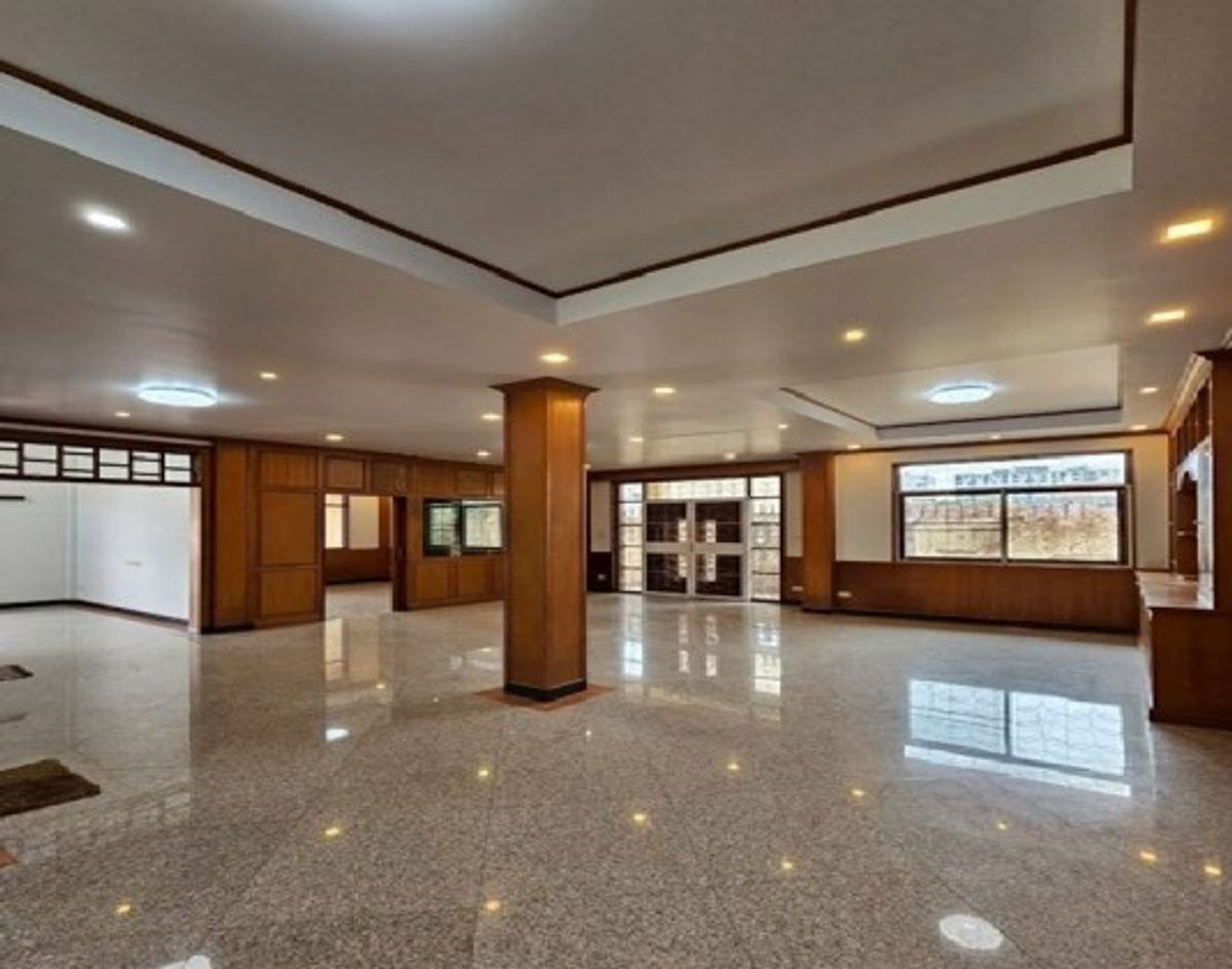 Large 3-story house near Lat Phrao, 6 bedrooms, spacious parking