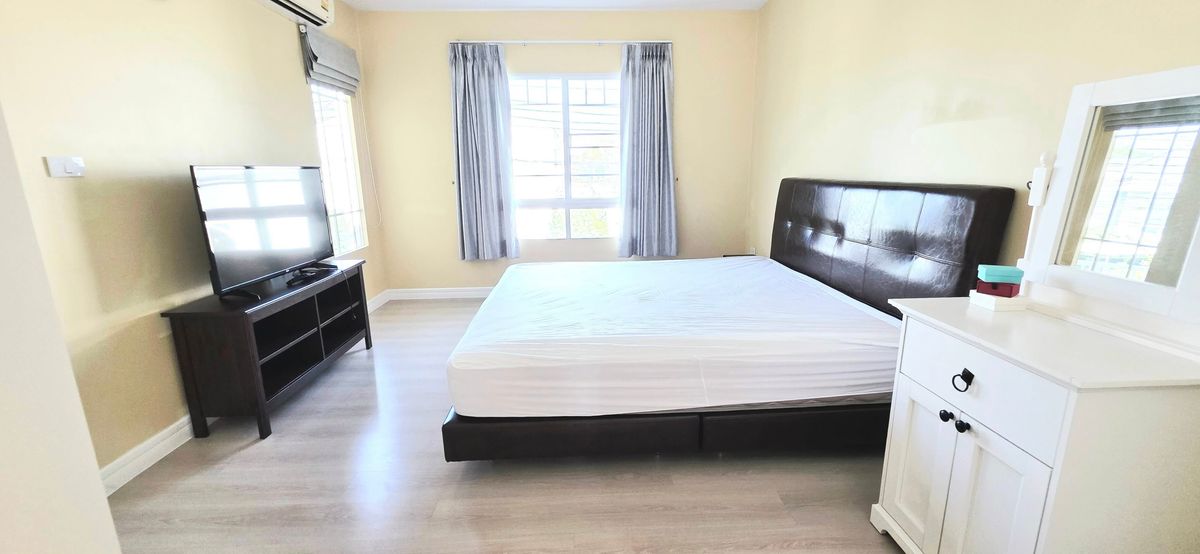 Modern 2-Bedroom Townhouse with Pool and Parking