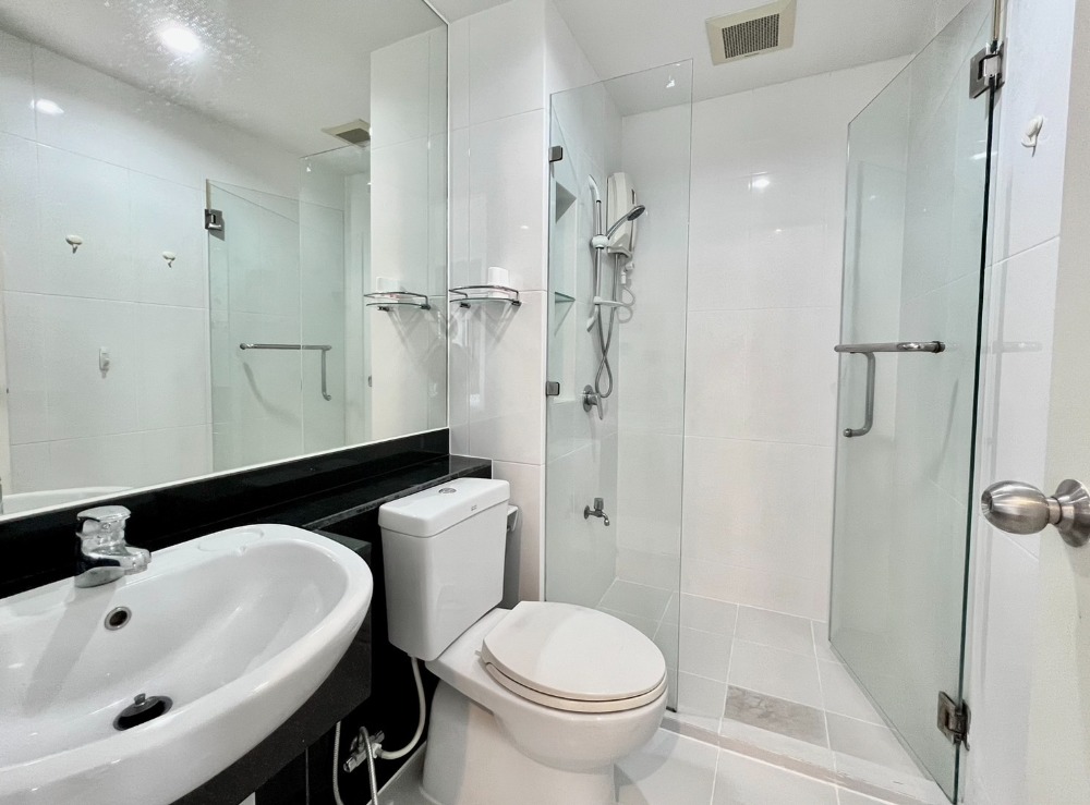 Fully Furnished 1-Bedroom Apartment Near BTS Stations