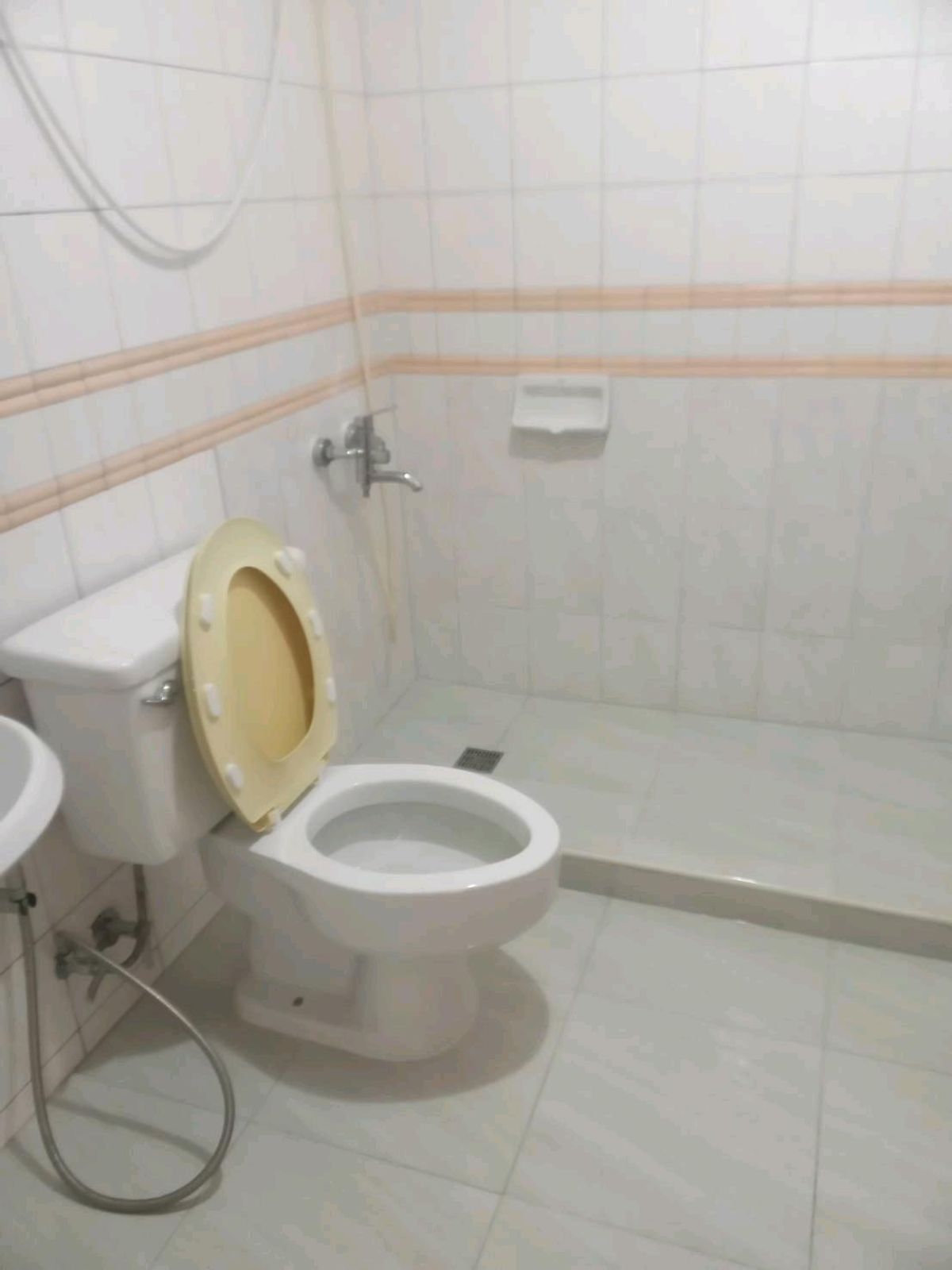 Простора квартира з дерев'яними підлогами та сучасною кухнею