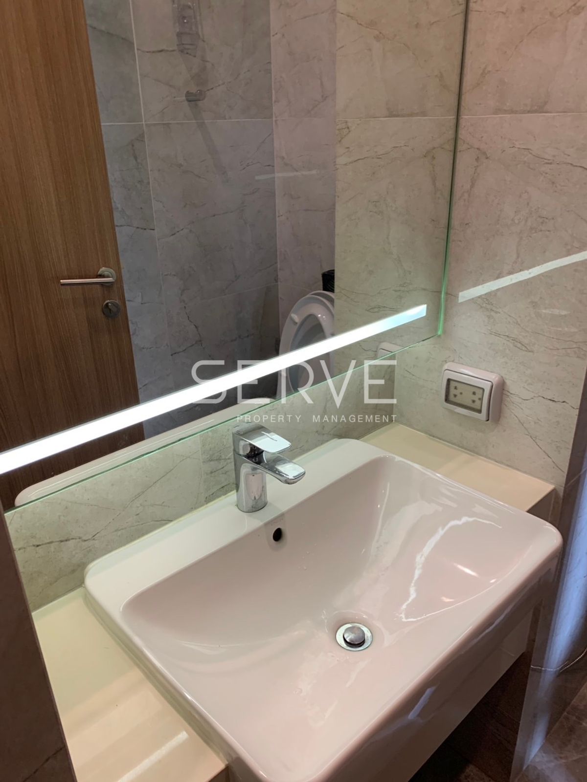 Noble Around 33 Studio Condo near BTS Phrom Phong