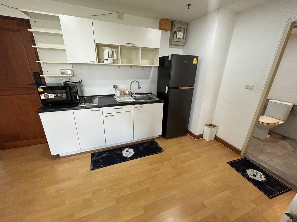 Fully Furnished 1-Bedroom Condo near BTS Krung Thon Buri