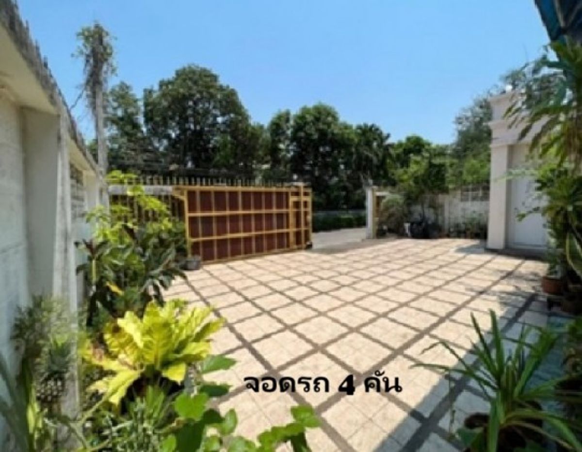 Large 3-story house near Lat Phrao, 6 bedrooms, spacious parking