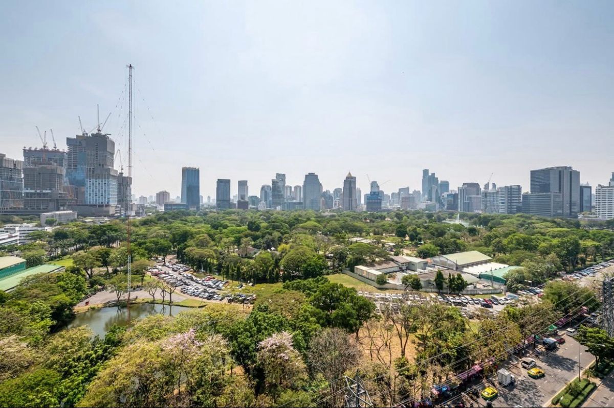 Luxury Sindhorn Tonson Condo with Lumpini Garden View