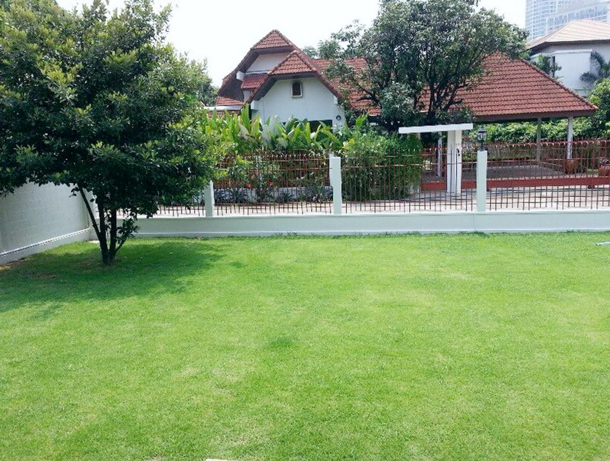 Spacious Detached House near Sukhumvit 71 with Large Garden