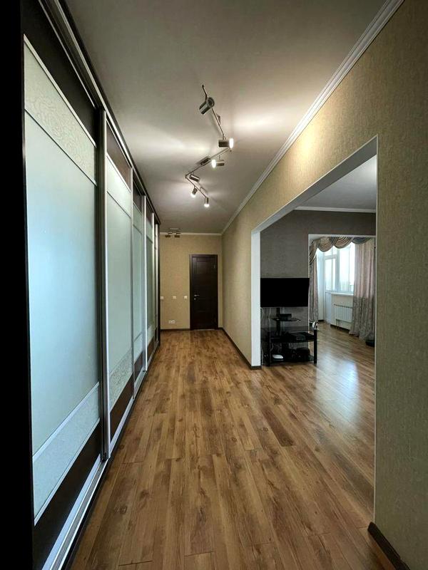 Spacious 2-Room Apartment with Panoramic Views and Home Office