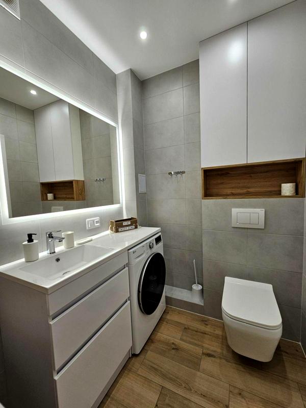 Stylish One-Bedroom Apartment in Lincoln Complex with Designer Renovation