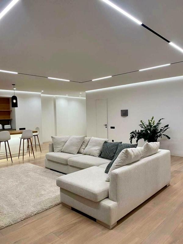 Modern 2-bedroom apartment with designer renovation and city view