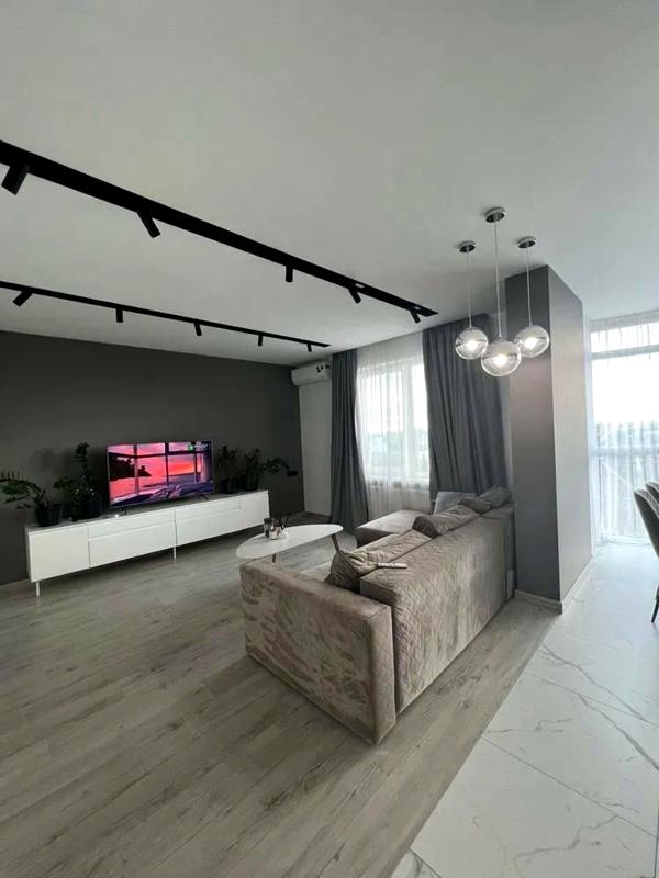 Designer Renovated Apartment with Modern Amenities