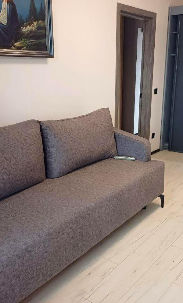 Modern 3-Room Apartment with Designer Renovation on Kulparkivska Street