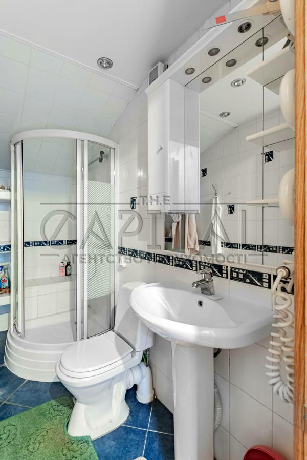 Two-level apartment in historical downtown area near Golden Gates