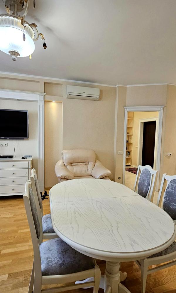 3-Room Apartment in Poznyaki District with Modern Amenities