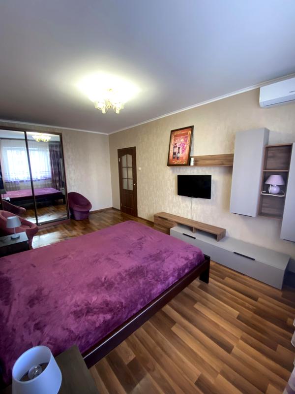 Furnished 1-Room Apartment near Poznyaki Metro with Eurorepair