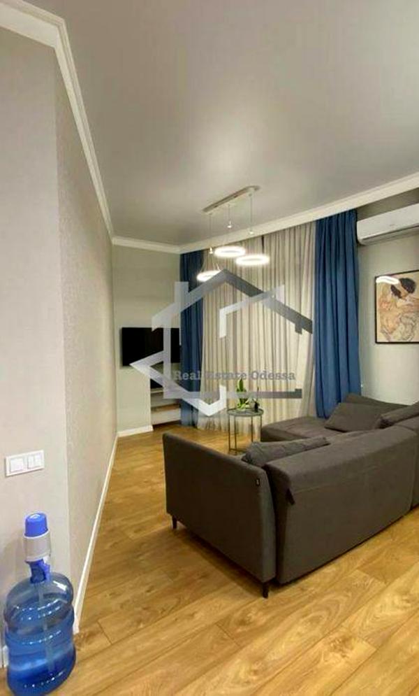 2-Bedroom Apartment near Shevchenko Park with Sea View