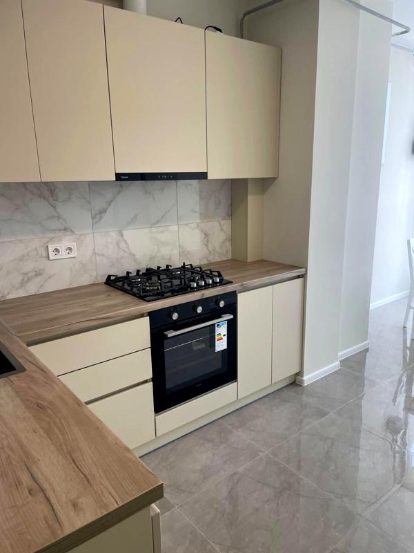 First Rental! Designer Renovation in Business-Class Residential Complex