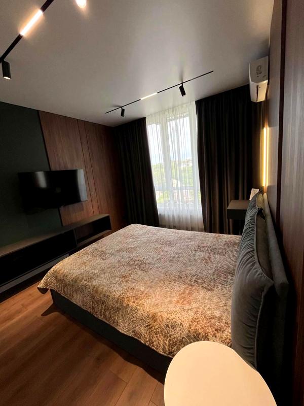 Spacious 1-Bedroom Apartment in Pechersk District with Designer Renovation