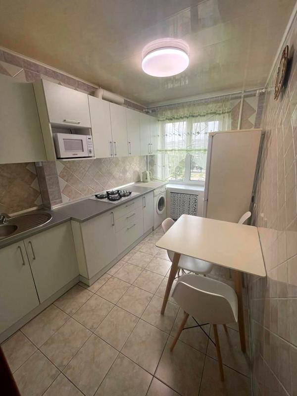 3-Room Apartment on Donetsk Highway with Balconies