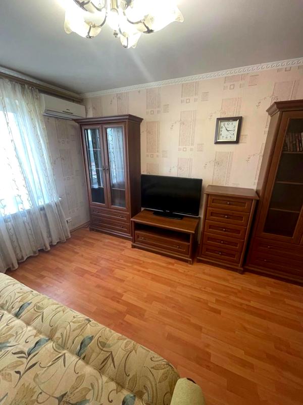 3-Room Apartment on Donetsk Highway with Balconies