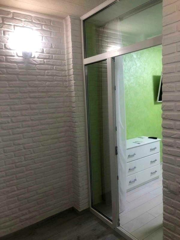 Вокзальная метросына жақын Малахит кешеніндегі кең 2-бөлмелі пәтер