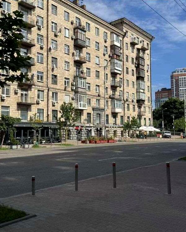 1-Room Apartment with Balcony near Palats Ukrainy Metro