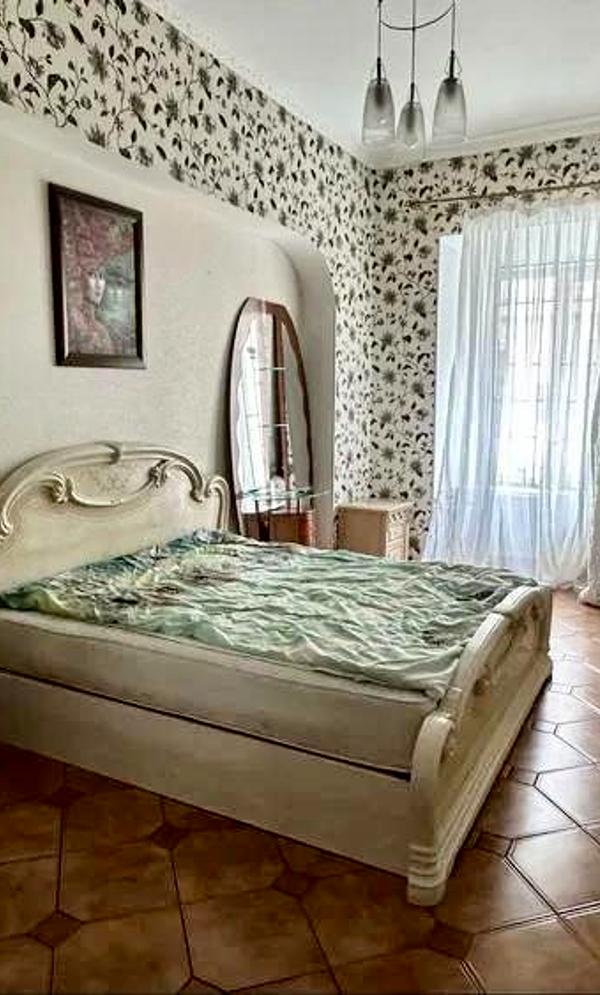 3-Room Apartment in Vorontsovsky Lane with Parking and Pet-Friendly Policy
