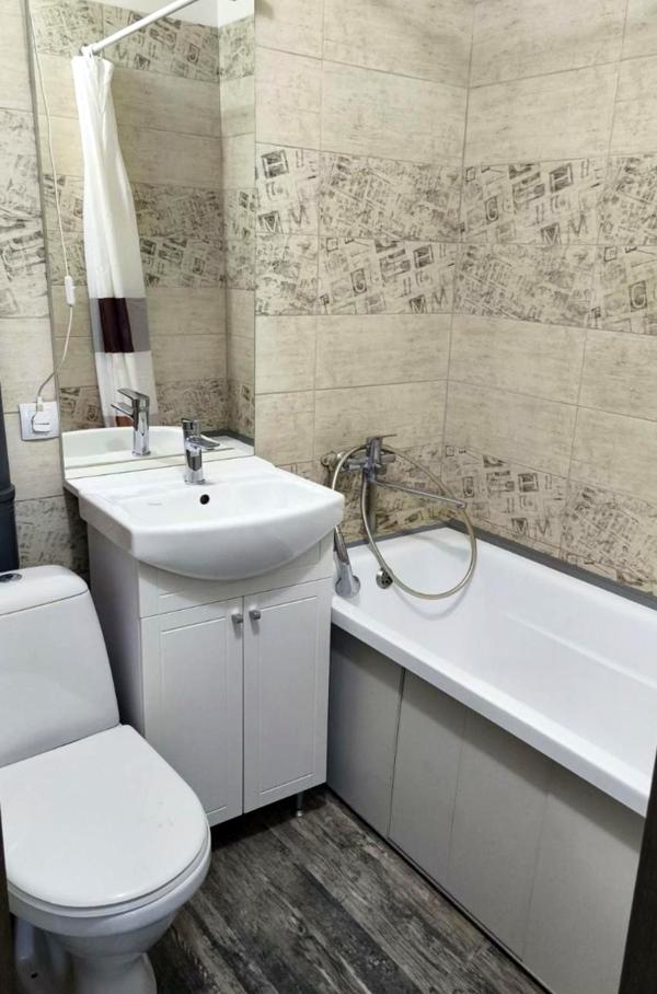 1-Room Apartment with Balcony in Desnyanski District